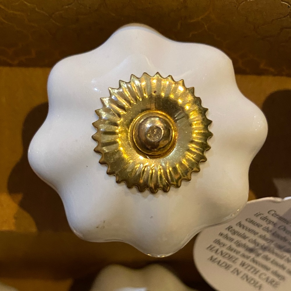 NIB Casa Decor White Ceramic w/Gold Metal center Cabinet Knobs Pulls Set of 6